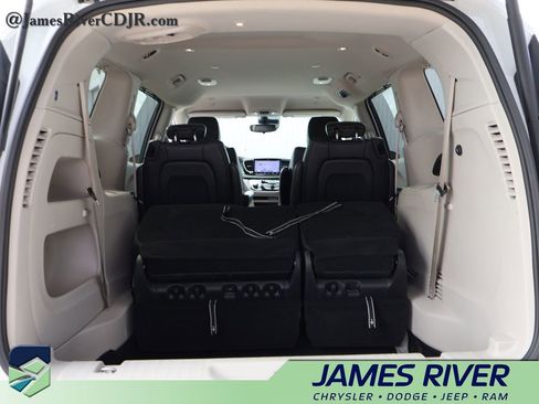 Used 2023 Chrysler Pacifica Touring-L FWD image 14