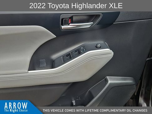 Used 2022 Toyota Highlander XLE FWD image 21