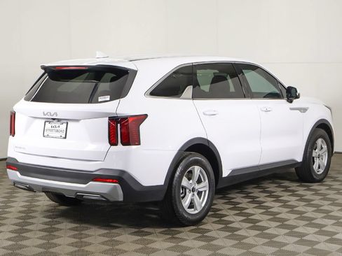 Used 2024 Kia Sorento LX FWD image 9