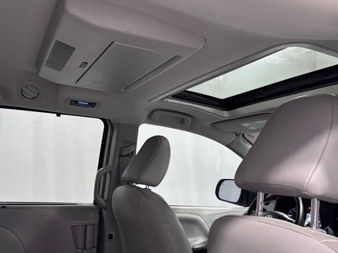 Used 2018 Toyota Sienna XLE Premium FWD image 26