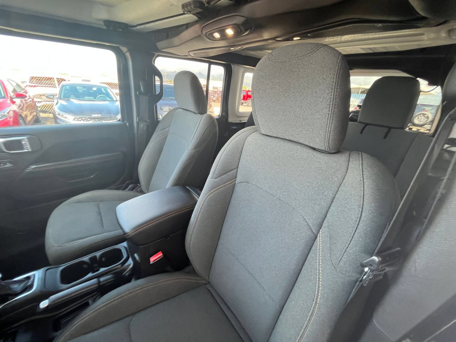 Used 2025 Jeep Wrangler Unlimited Sahara AWD/4WD image 34
