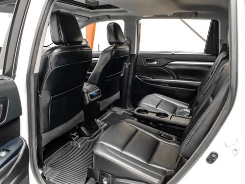 Used 2017 Toyota Highlander XLE AWD/4WD image 37