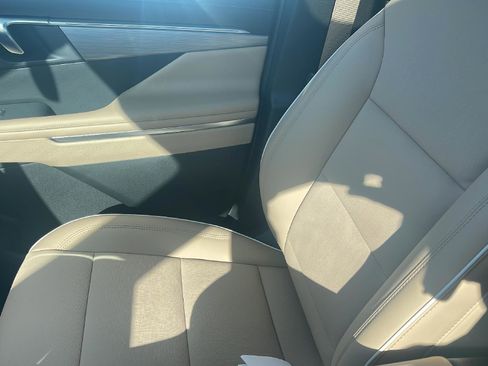 Used 2025 Buick Enclave Preferred w/ Power Package image 9