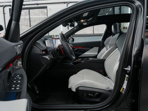 Used 2025 BMW M5 w/ Executive Package image 29