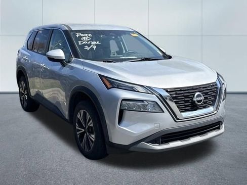 Used 2022 Nissan Rogue SV image 2