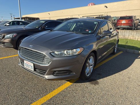 Used 2014 Ford Fusion SE FWD image 1