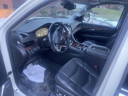 Used 2015 Cadillac Escalade Luxury image 10