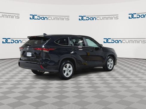 Used 2024 Toyota Highlander LE FWD image 8