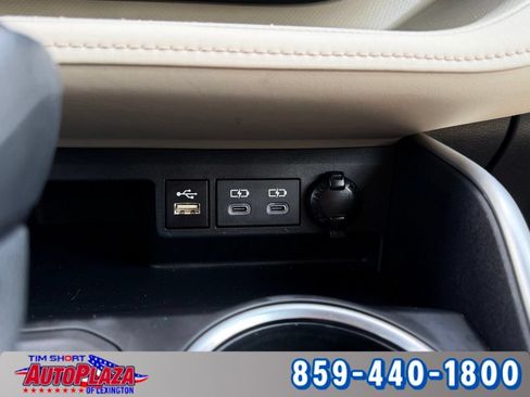 Used 2025 Toyota Highlander XLE AWD/4WD image 25