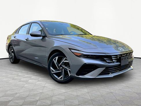 Used 2025 Hyundai Elantra SEL FWD image 3