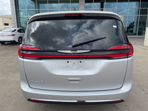 Used 2024 Chrysler Pacifica Touring-L FWD image 10