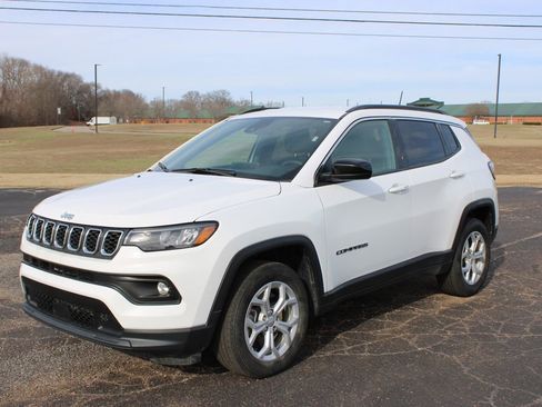 Used 2024 Jeep Compass Latitude image 4