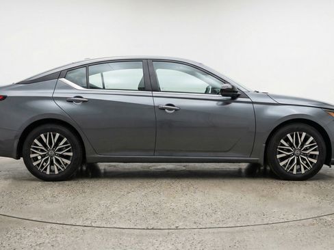 Used 2025 Nissan Altima 2.5 SV FWD image 11