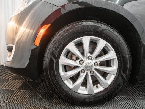 Used 2018 Chrysler Pacifica Touring-L FWD image 8