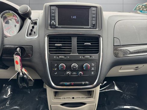 Used 2018 Dodge Grand Caravan SE FWD image 15