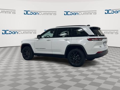 Used 2025 Jeep Grand Cherokee Altitude AWD/4WD image 6