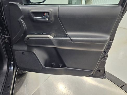 Used 2022 Toyota Tacoma Limited AWD/4WD image 31