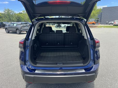Certified 2026 Nissan Rogue SV FWD image 11