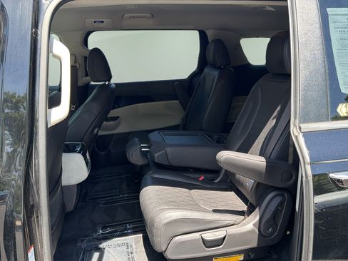 Used 2023 Kia Carnival EX FWD image 13