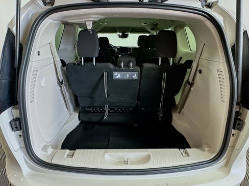 Used 2021 Chrysler Pacifica Touring image 24