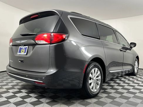 Used 2017 Chrysler Pacifica Touring-L image 11
