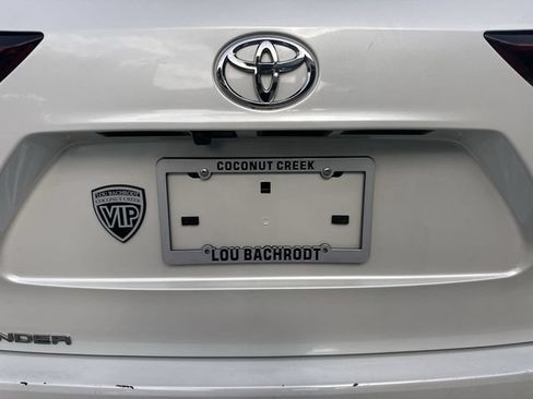 Used 2024 Toyota Highlander XLE FWD image 13