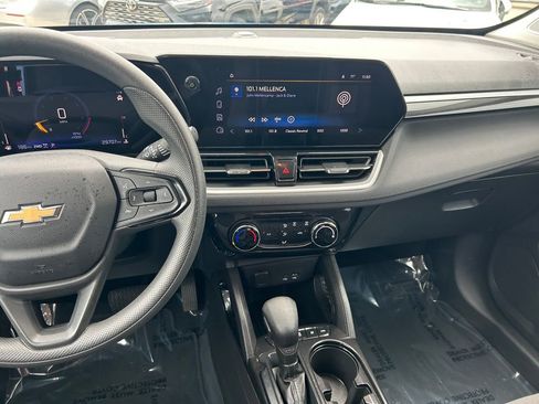 Used 2025 Chevrolet TrailBlazer LT AWD/4WD image 17