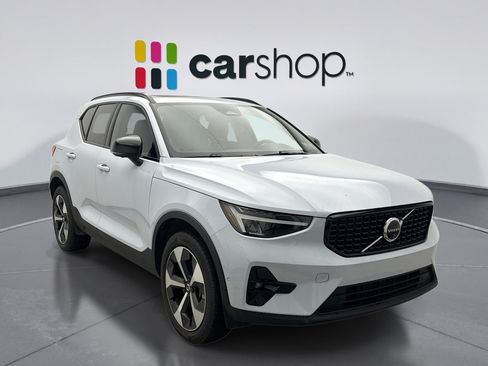 Used 2025 Volvo XC40 B5 Plus AWD/4WD image 4