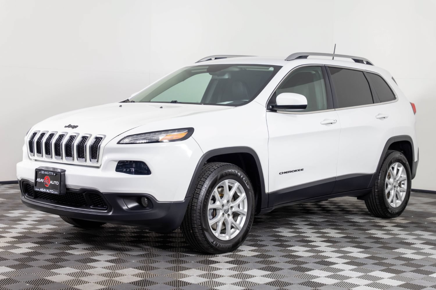 Used 2018 Jeep Cherokee Latitude Plus w/ Cold Weather Group AWD/4WD image 1