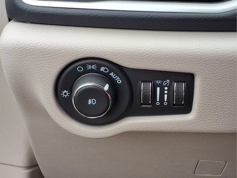 Used 2023 Chrysler Pacifica Touring-L FWD image 15