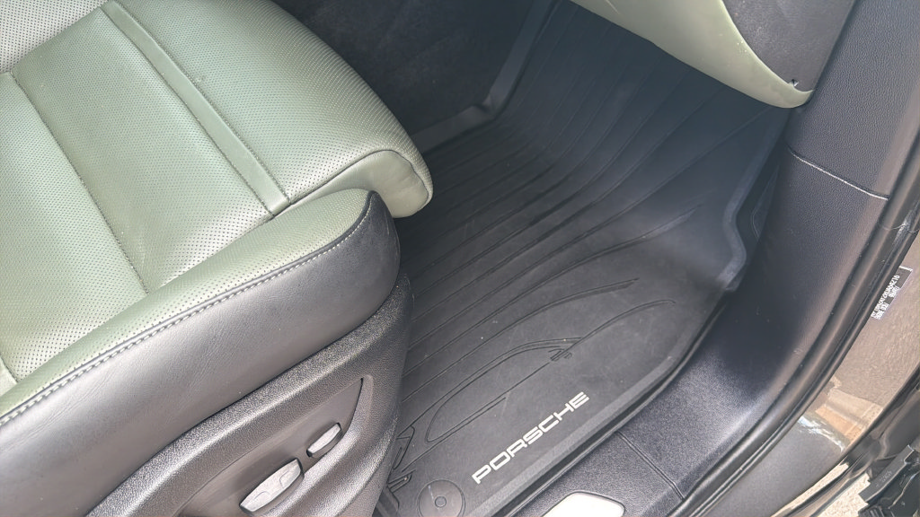Used 2024 Porsche Cayenne S AWD/4WD image 32