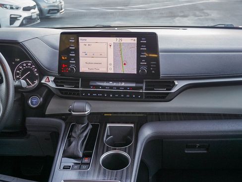 Used 2023 Toyota Sienna Limited image 16