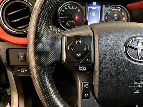 Used 2020 Toyota Tacoma TRD Off-Road image 18