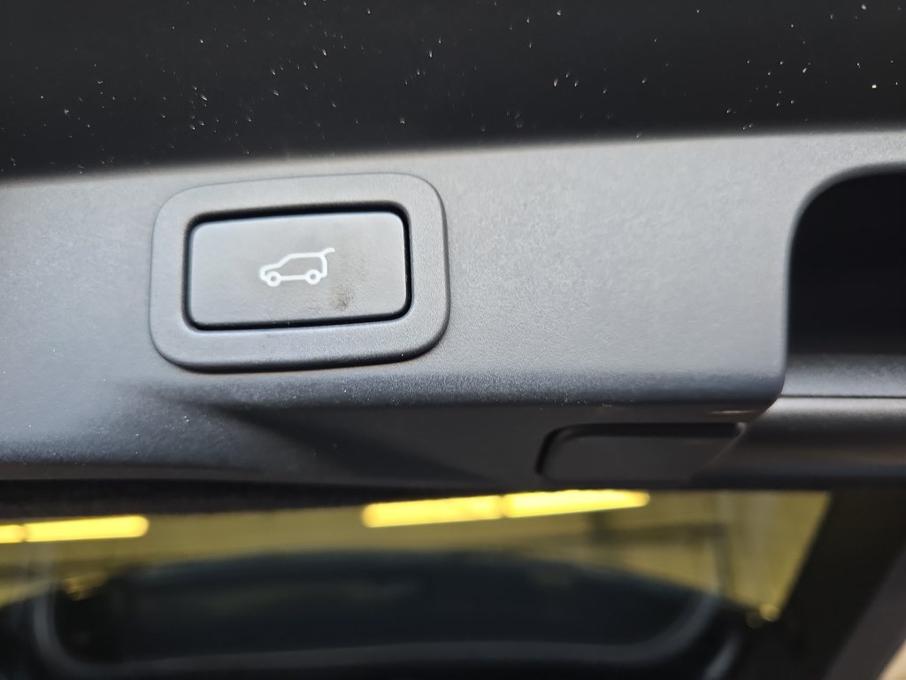 Used 2020 Land Rover Range Rover Sport SVR AWD/4WD image 16