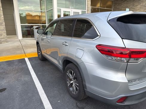 Used 2019 Toyota Highlander LE FWD image 5