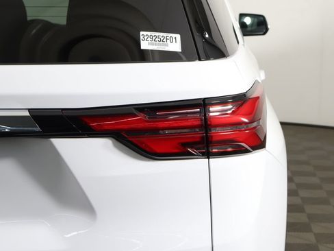 Used 2023 Chevrolet Traverse LT FWD image 17
