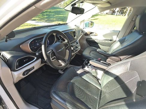 Used 2018 Chrysler Pacifica Touring-L FWD image 12