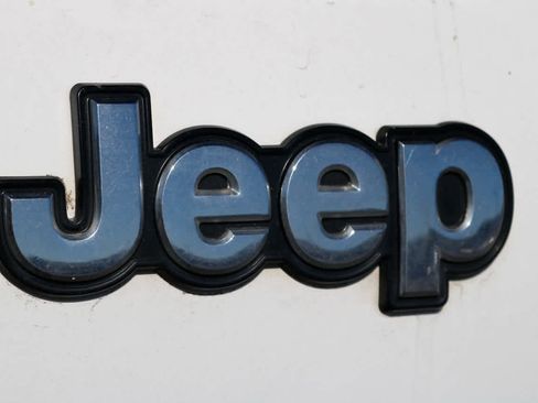 Used 2016 Jeep Cherokee Latitude FWD image 8