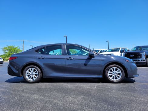 Used 2025 Toyota Camry SE image 2