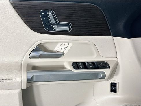 Used 2026 Mercedes-Benz GLB 250 4MATIC image 18