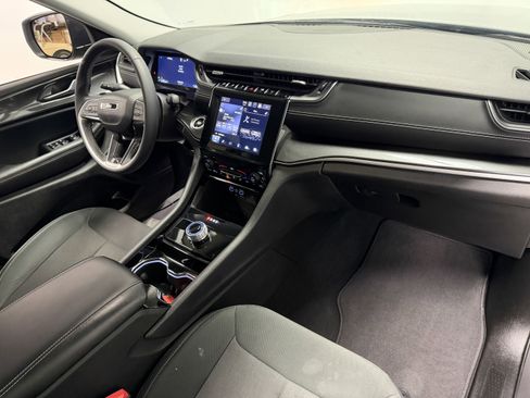 Used 2023 Jeep Grand Cherokee Laredo image 22