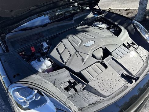 Used 2023 Porsche Cayenne Platinum Edition image 30