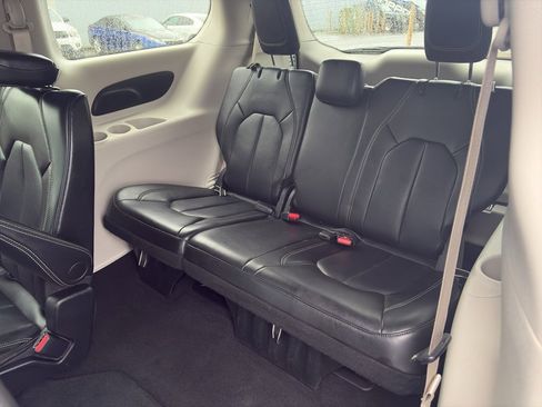 Used 2024 Chrysler Pacifica Touring-L image 16