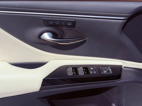 Certified 2025 Lexus ES 350 w/ Premium Package FWD image 17