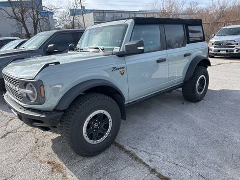 Used 2022 Ford Bronco Badlands image 12