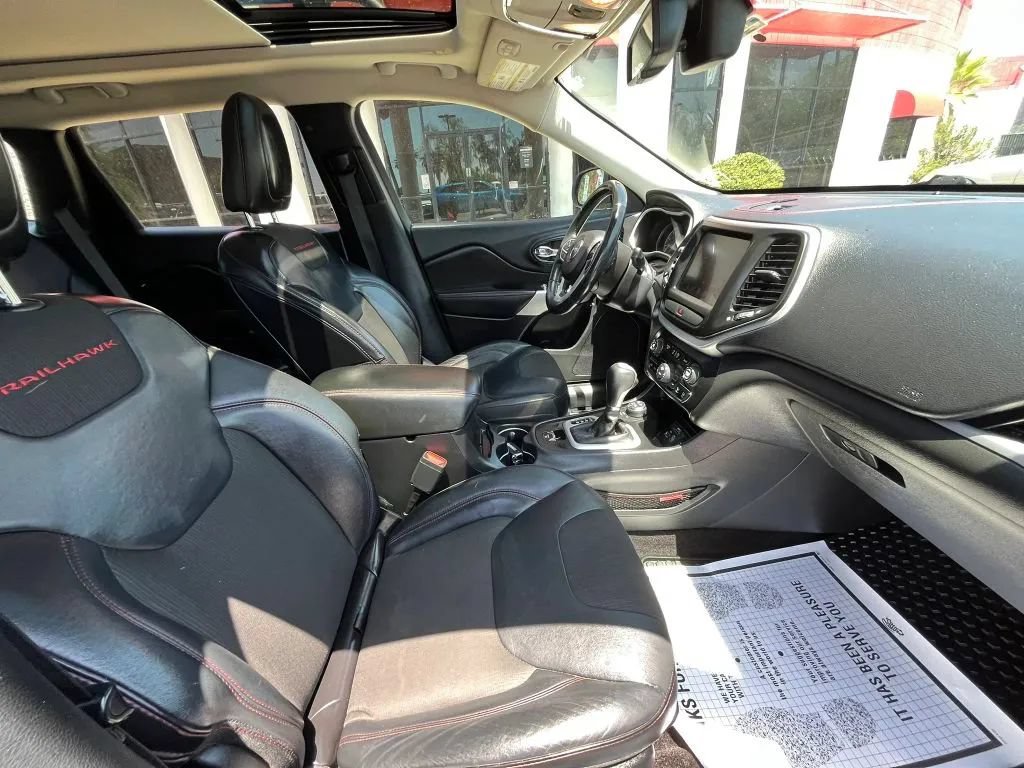 Used 2017 Jeep Cherokee Trailhawk w/ Comfort/Convenience Group AWD/4WD image 13