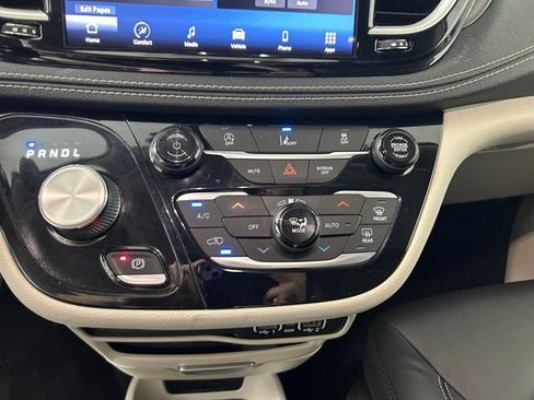 Used 2022 Chrysler Pacifica Touring-L AWD/4WD image 21