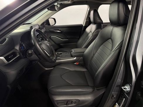 Used 2025 Toyota Highlander XLE image 14