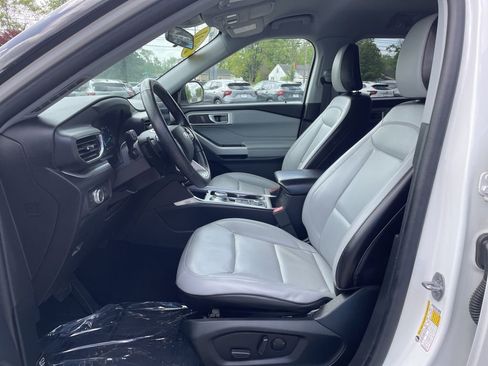 Used 2021 Ford Explorer XLT w/ Equipment Group 202A image 4