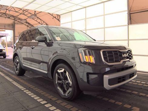Used 2025 Kia Telluride S FWD image 4